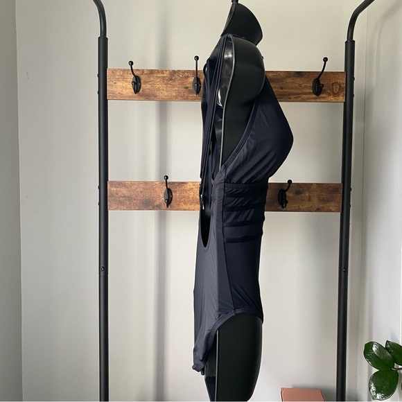 La Blanca Island Goddess Multi Strap Cross Back tummy control swimsuit size 6 - Picture 2 of 6